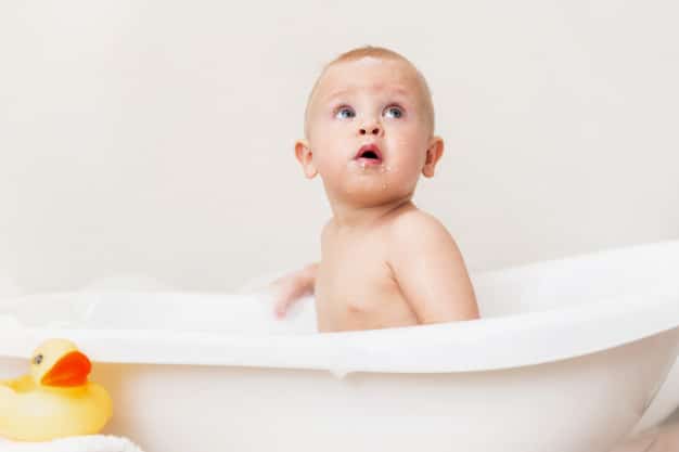 banera de bebe sentado