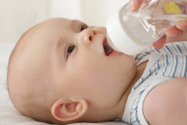 biberon agua bebe 6 meses